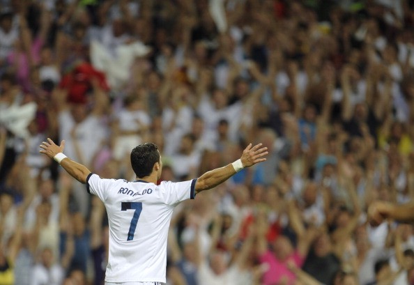 Ronaldo ăn mừng bàn thắng...